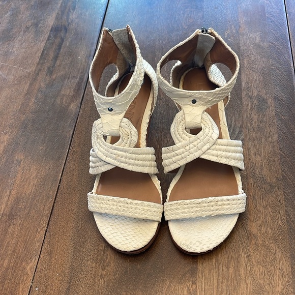 🌸DKNY 2” kitten heel with faux cream snake skin - back zipper closure - Picture 2 of 7